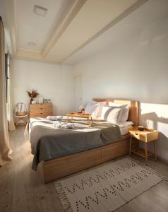 een slaapkamer met een groot bed met een houten frame bij Modern apartment In Dilijan with great view in Dilidzjan