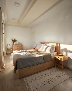 1 dormitorio con 1 cama grande con marco de madera en Cosy minimalistic apt. In Dilijan with great view, en Dilijan