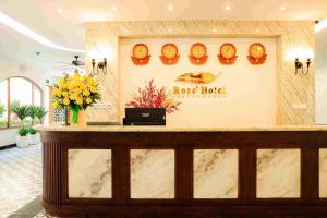 vestíbulo del hotel con mostrador de recepción con flores en Rose Hotel Phú Quốc, en Phu Quoc