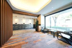 een lege lobby met stoelen en een wachtruimte bij Rakuten STAY Kokura Station Family Room in Kitakyushu