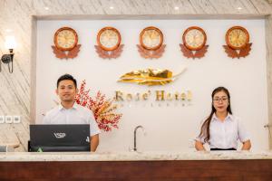 Členové personálu v ubytování Rose Hotel Phú Quốc