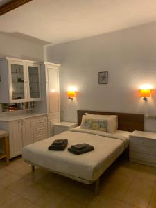 Postel nebo postele na pokoji v ubytování Aphotel Paraiso del Sur in centro città, Wifi personale, vista mare con terrazza, ristoranti e Pub adiacenti, taxi e bus, atelier cura alla persona, Farmacia con medico