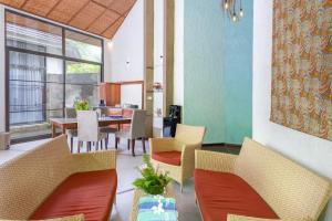 Thalassa Dive & Wellbeing Resort Manado في مانادو: غرفة طعام مع كراسي وطاولة