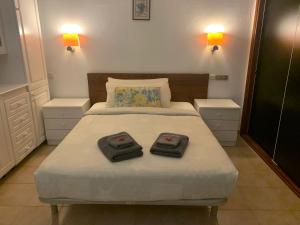 Postel nebo postele na pokoji v ubytování Aphotel Paraiso del Sur in centro città, Wifi personale, vista mare con terrazza, ristoranti e Pub adiacenti, taxi e bus, atelier cura alla persona, Farmacia con medico