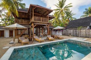 een villa met zwembad en huis bij Villa Terra in Gili Trawangan
