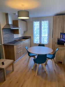 Kuchyňa alebo kuchynka v ubytovaní Maison Ardiden