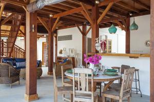 een eetkamer met een tafel en stoelen bij Villa Terra in Gili Trawangan