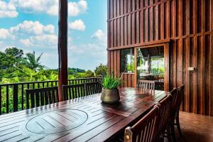 Treetops Sanctuary - Luxury Treehouse pole home的阳台或露台