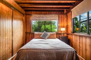 Treetops Sanctuary - Luxury Treehouse pole home客房内的一张或多张床位
