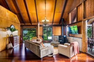 JagganTreetops Sanctuary - Luxury Treehouse pole home的带沙发和壁炉的客厅