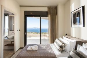 Kambiá的住宿－Cliff Top Villa Milena with Sea views，一间卧室配有一张床,享有海景