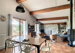 sala de estar con mesa de madera y sillas en Gîte - Holiday Home Vent Tramontane, en Limoux