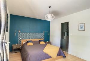 1 dormitorio con 1 cama con pared azul en Gîte - Holiday Home Vent Tramontane, en Limoux