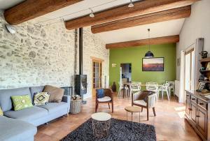 sala de estar con sofá y mesa en Gîte - Holiday Home Vent Tramontane, en Limoux