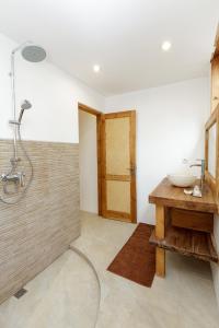 een badkamer met wastafel en douche bij Villa Terra in Gili Trawangan +31 foto's
