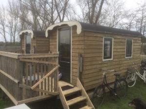une petite maison avec une terrasse et un vélo dans l'établissement The Cuckoo's nest, à Amsterdam