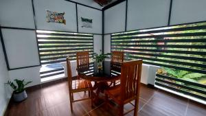 Un comedor con una mesa y dos sillas. en Grand marari, en Alleppey 11 fotos más