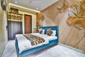 Un dormitorio con una cama azul y una pared en Hotel Singh International, Amritsar, en Amritsar