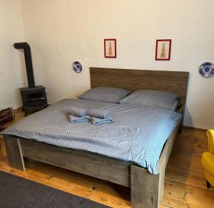 ein Schlafzimmer mit einem Bett mit zwei Handtüchern darauf in der Unterkunft Chalupa u Janov in Mýto pod Ďumbierom