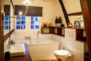 uma casa de banho com uma banheira, um WC e um lavatório. em N5Quartier em Bad Münstereifel