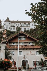um hotel no topo de uma colina com um edifício em Hotel Hofwirt Neubeuern em Neubeuern