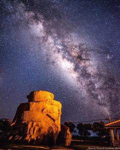 una noche estrellada con la Vía Láctea sobre una formación rocosa en Minshuku Kuroshima, en Kuroshima