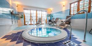 a room with a jacuzzi tub in the middle of a room at Chata Alpina Čertov in Štôla