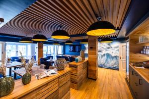 Zimmer mit blauen Wänden und Holzdecken in der Unterkunft The Oceans in Timmendorfer Strand