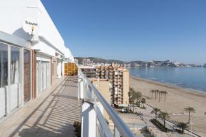 een balkon met uitzicht op het strand en de gebouwen bij LIDER, 12º-A Atico in Cullera