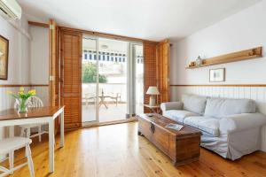 シッチェスにあるCentral a 10 minutos de la payaのソファとテーブルのあるリビングルーム