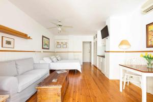 シッチェスにあるCentral a 10 minutos de la payaのソファとテーブルのあるリビングルーム