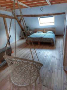 um quarto com duas camas e um baloiço em L'accoté Chambre d'hotes La grange de Battignies em Binche