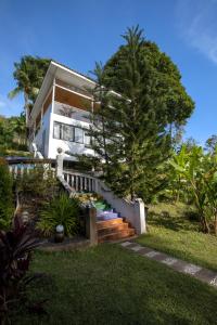 una casa con una escalera frente a un patio en Daydream villa resort, en Patong Beach