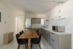 Nhà bếp/bếp nhỏ tại Breathtaking Acropolis View from an Elegant 3BR APT