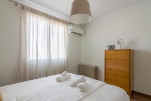 Giường trong phòng chung tại Breathtaking Acropolis View from an Elegant 3BR APT