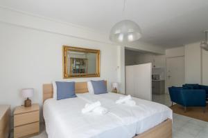 Giường trong phòng chung tại Breathtaking Acropolis View from an Elegant 3BR APT