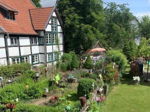 une maison avec un jardin en face dans l'établissement Ferienwohnungen Lemma, à Möhnesee