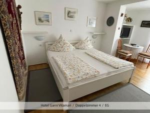 a bedroom with a bed in a room at Hotel Garni Vitamari in Wasserburg
