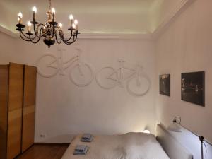 sypialnia z rowerem wiszącym na ścianie w obiekcie Liszt Studio w Budapeszcie