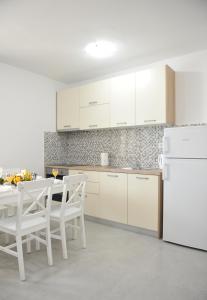 Kuchyň nebo kuchyňský kout v ubytování Sandy beach apartments