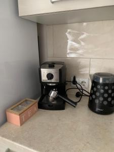 un bancone della cucina con macchinetta del caffè e scatola di Апартаменти студія a Truskavec'
