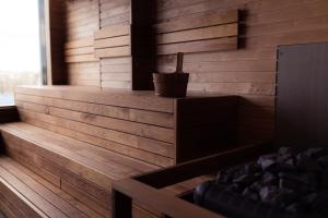 una camera con una parete in legno e una panca di Hotel Tartu a Tartu