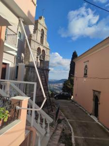 uma vista a partir da varanda de um edifício com uma igreja em Marios Apartment em Lákones