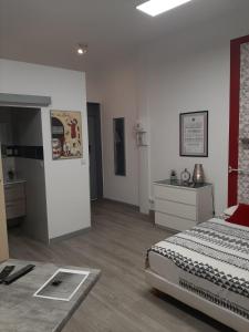 a bedroom with a bed and a table in it at Appartement T1 Hyper Centre place de la Victoire in Bordeaux