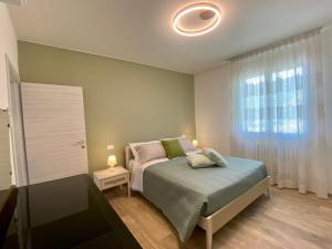 1 dormitorio con cama y ventana grande en Villa Edelia, en Mondavio