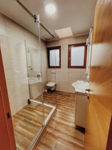 y baño con ducha, lavabo y aseo. en Vila Marina, en Jahorina