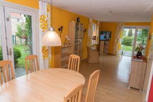 een eetkamer en keuken met een tafel en stoelen bij Kustverhuur, Park Scheldeveste, Zwin 022 in Breskens