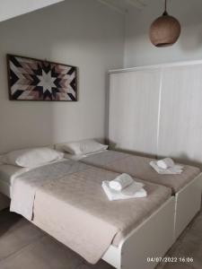 una camera con due letti e asciugamani di Smyrnis Apartments a Ermoupoli