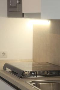 un bancone della cucina con piano cottura e lavandino di DIAMANTE BLU Cod.Citra 011019-LT-0241 a Monterosso al Mare