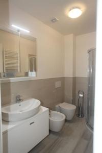 bagno con lavandino, servizi igienici e specchio di DIAMANTE BLU Cod.Citra 011019-LT-0241 a Monterosso al Mare